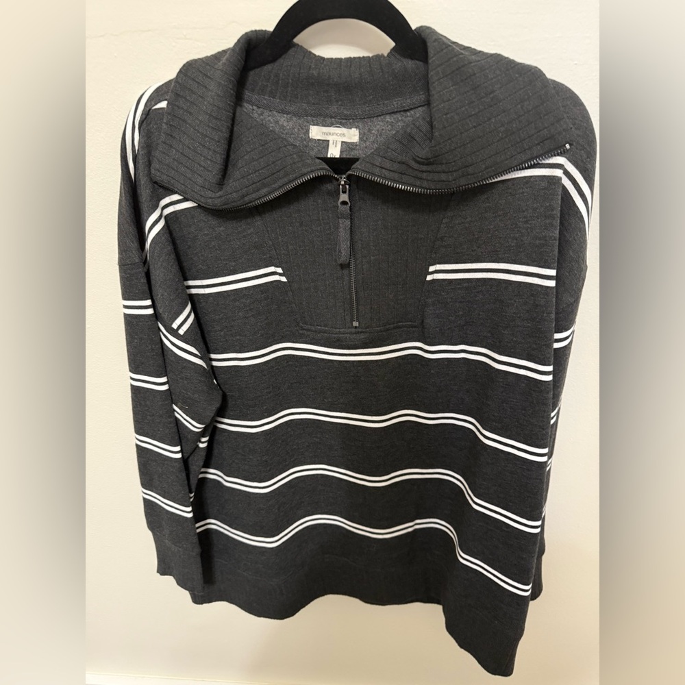 Maurices women’s Charcoal and Light Gray Zip-Up Sweater. Size 0x ( 14-16)